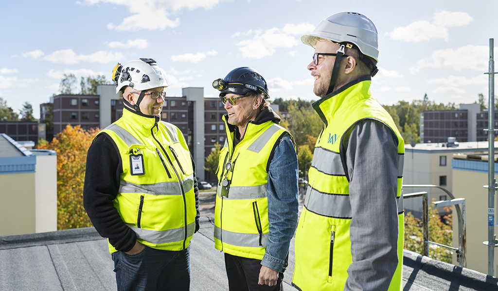VAV:n väkeä tarkastamassa talon kattotöitä.