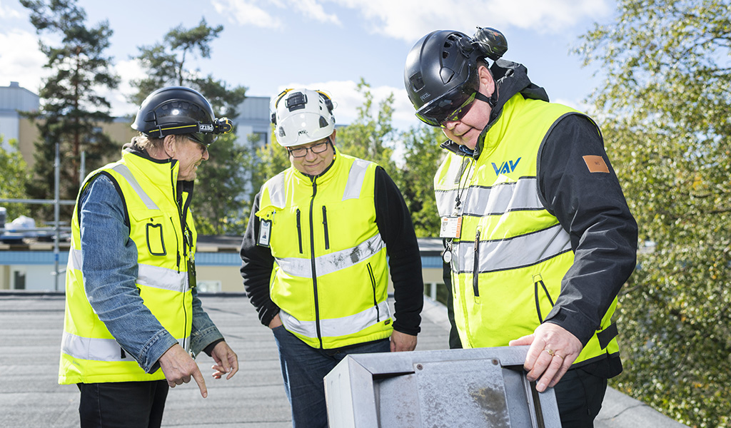 VAV:n kunnossapitotiimi työssään.