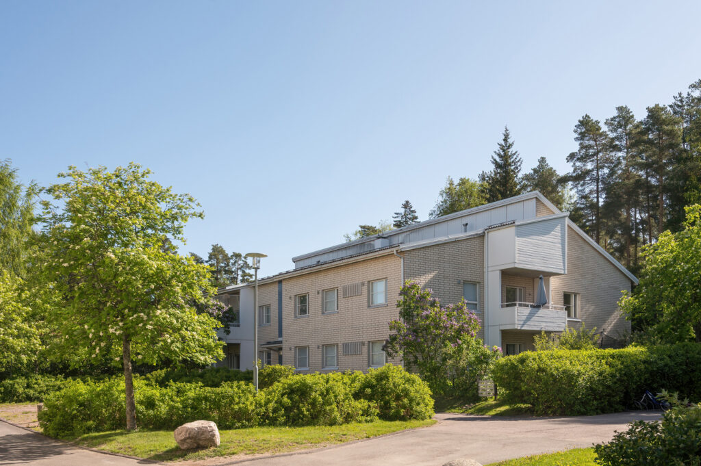 The photograph shows a VAV rental flat in Ylästö, Vantaa, at Ollaksentie 31