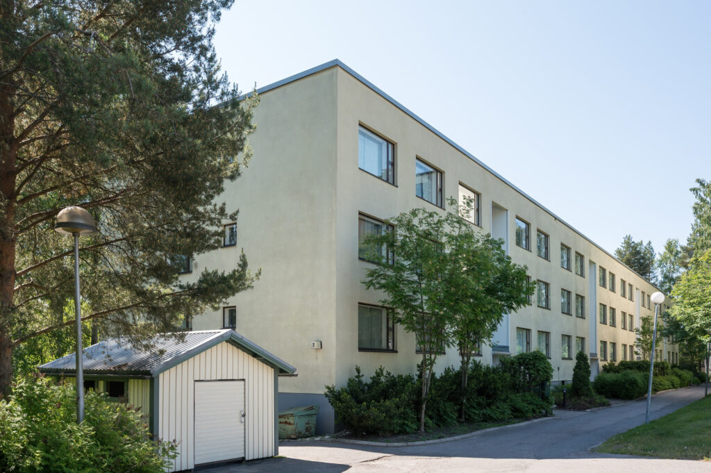 The photograph shows a VAV rental flat in Vapaala, at Sahatie 2