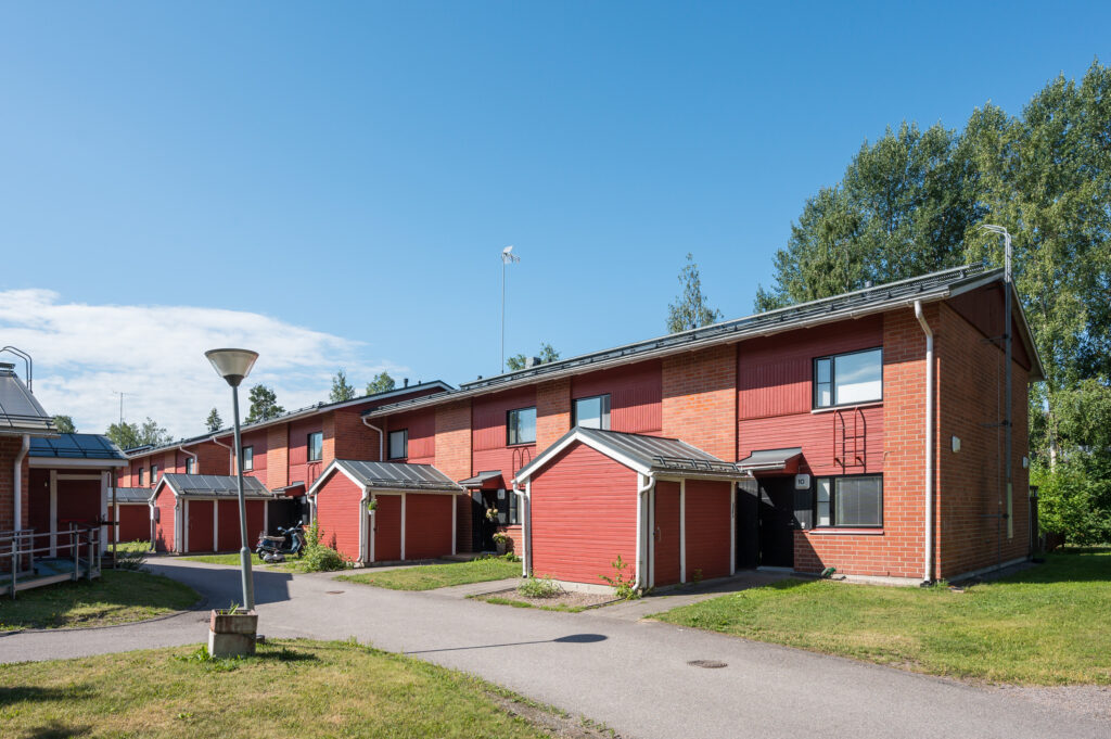 The photograph shows a VAV rental flat in Rajakylä at Maratonkuja 6