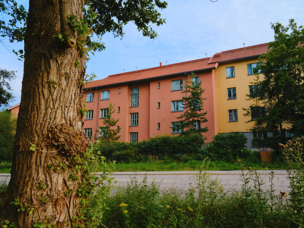 The photograph shows a VAV rental flat in Pakkala, at Arinatie.