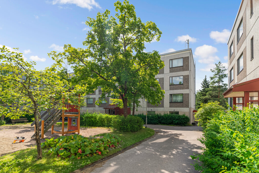 The photograph shows a VAV rental flat on Maauuninkuja in Korso.