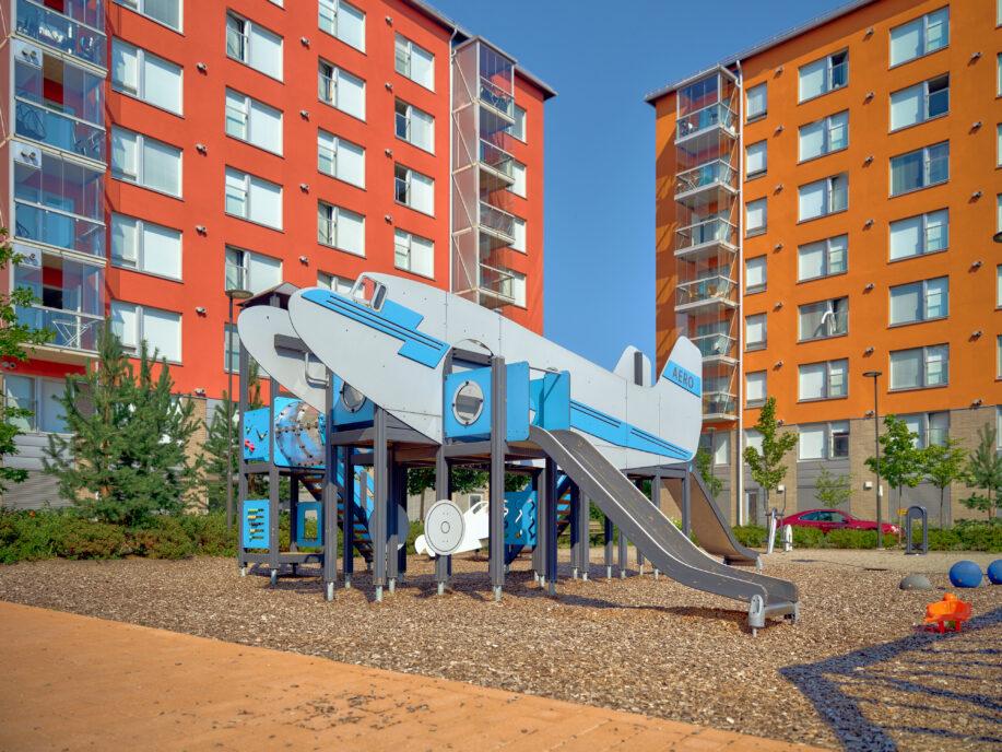 Kuvassa on VAV:n vuokra-asunnon leikkipiha osoitteessa Perintökuja 9 Veromies Vantaa.